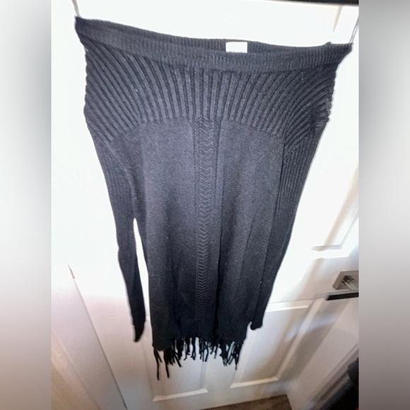 Black fringed long sleeve sweater/shirt - Picture 4 of 7